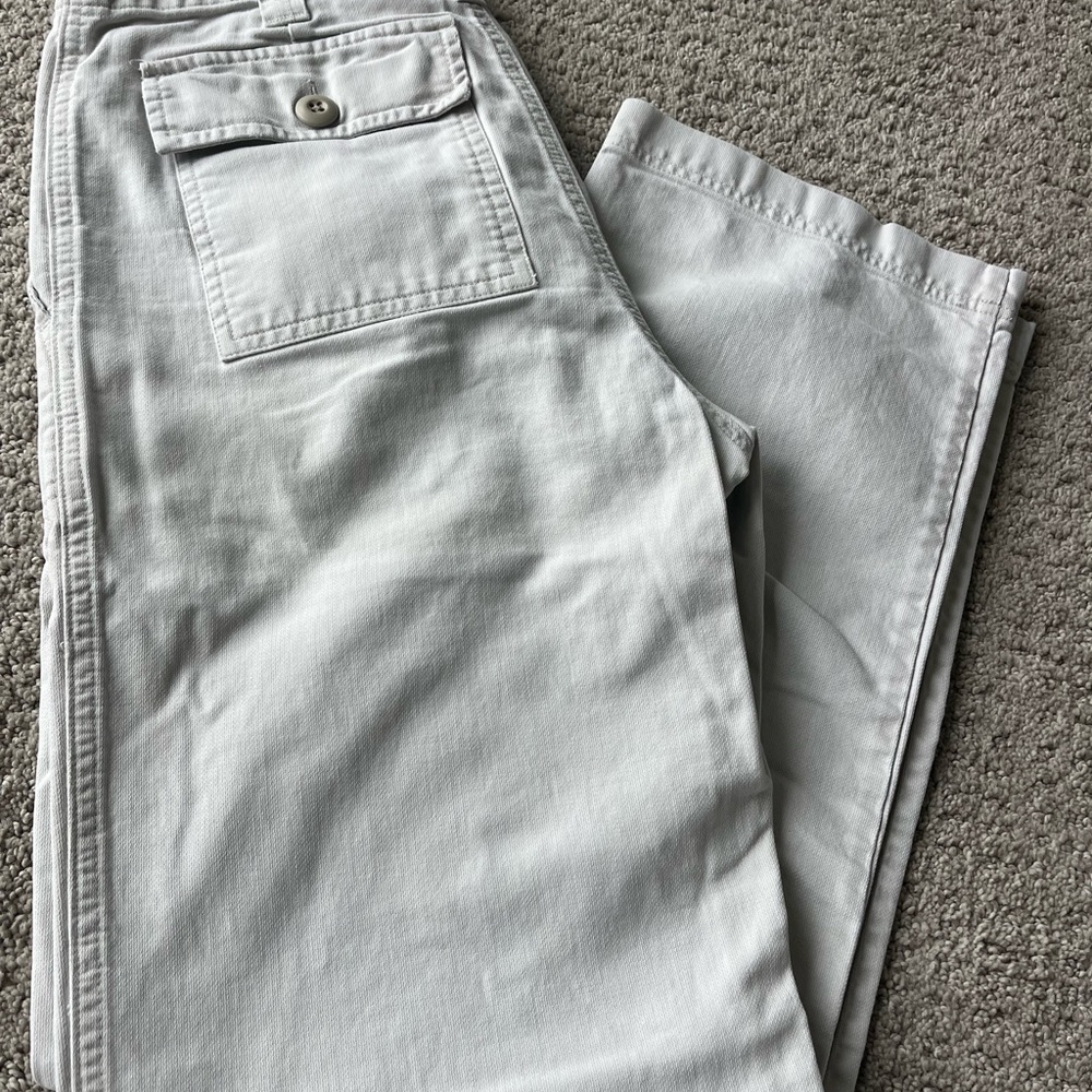 GAP army women Cargo Pants in Light taupe cream color size 4